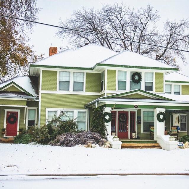 A throwback to LAST YEAR in #oldtownlewisville! Weather looks AMAZING for the Holiday Stroll tomorrow! #mainandmill