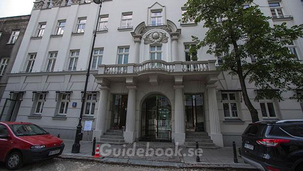 Guidebook_se's tweet photo. Fancy hammers and sickles? Then here's a place for you! in Warsaw! Large rooms. Poor service. http://t.co/LWUaE5O3ml http://t.co/pQC86op5SF