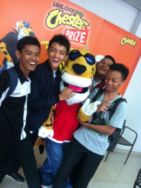 ChrisantusR's tweet photo. @cheetosID #CaraBaruCariSeru yaa cuman foto bareng chester bro!! Hahaha http://t.co/rFtmvhddYE