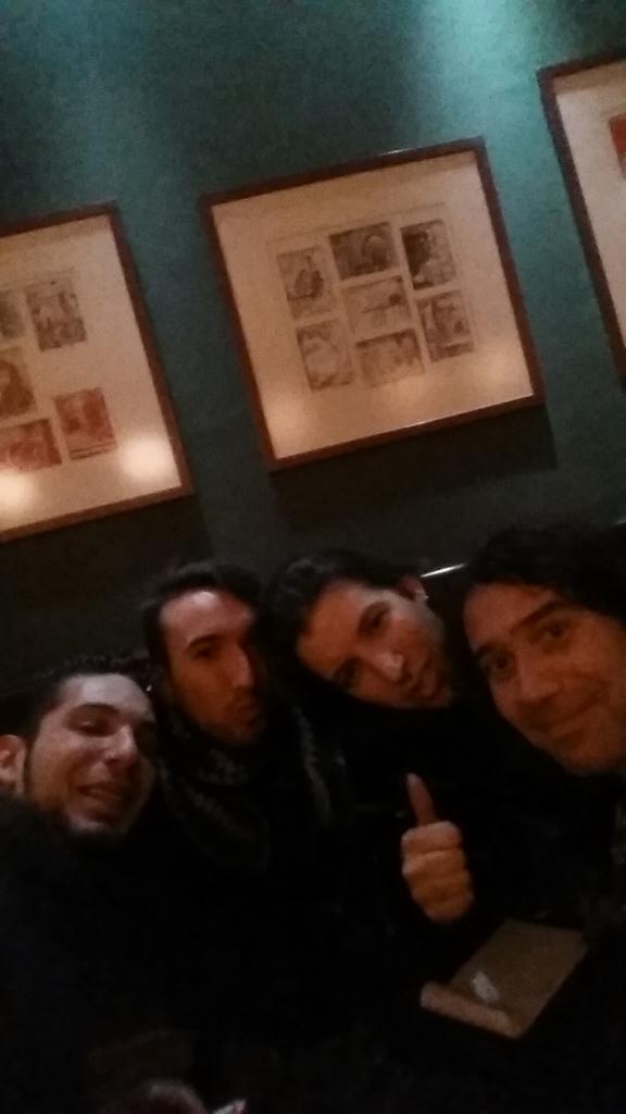 Que buena noche despues de la actuacion a echar una partida a los dados  jajaja <a href="/manoloelcharito/">ManuelcharitOF</a> <a href="/JaviLizarOficia/">Javi Lízar Oficial</a>