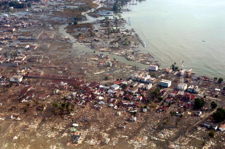 iloveaceh's tweet photo. When the Tsunami devastated Aceh #10thnTsunami http://t.co/7YCDeQ8BBo http://t.co/yLF4ZsjB9P via @RapplerID