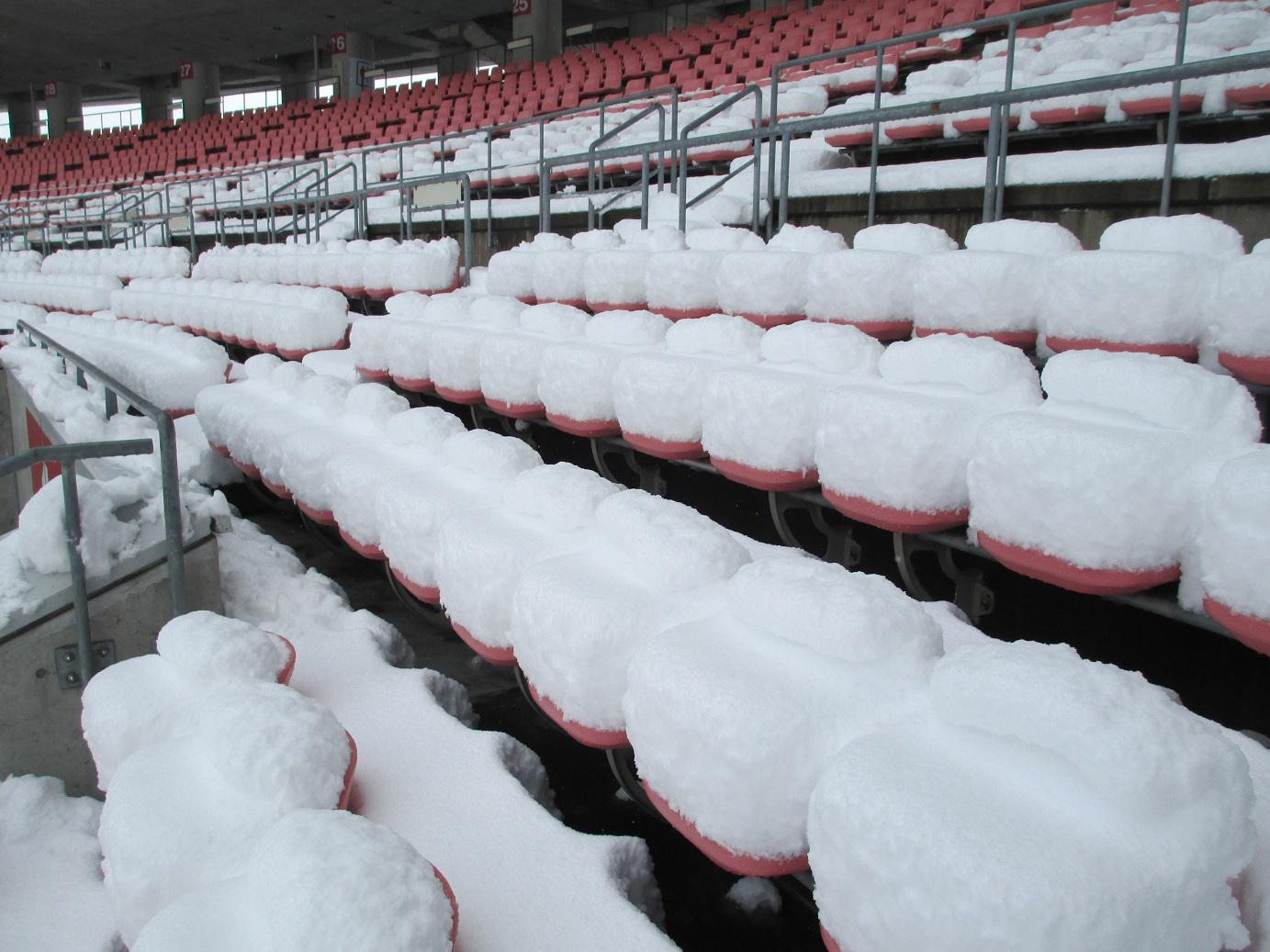 デンカビッグスワンスタジアム 観客席の積雪状況です 1層目の前列側はほとんどの座席に積雪が見られます 42 300席ある ビッグスワンのうち 1層目には約 000席あります 単純計算で約1 4の10 000席が雪で覆われています Albirex Jリーグ Http T Co