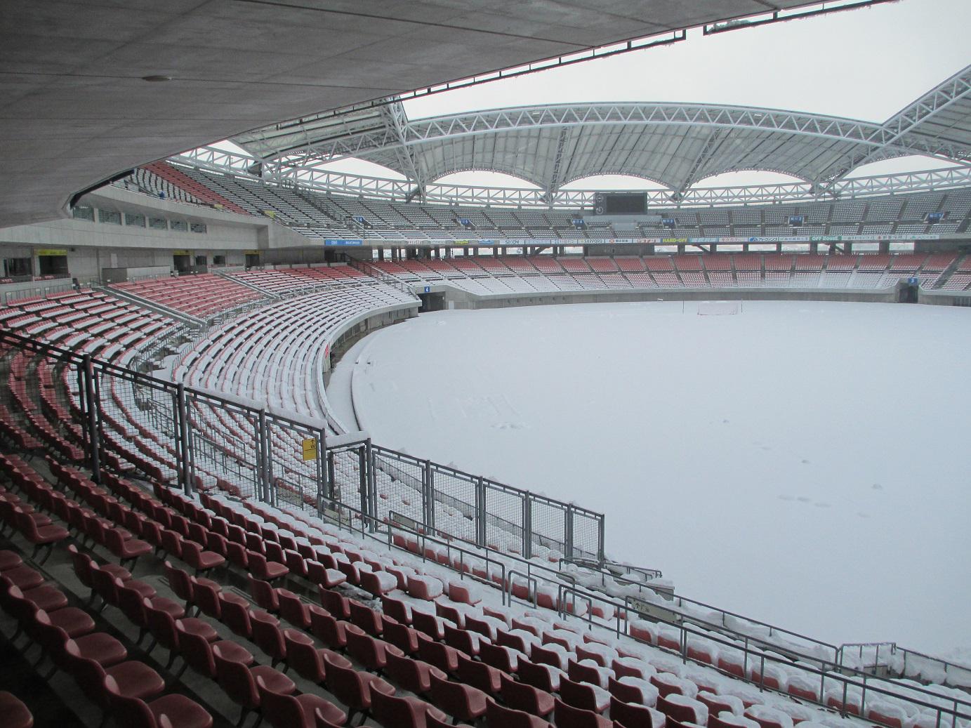 デンカビッグスワンスタジアム 観客席の積雪状況です 1層目の前列側はほとんどの座席に積雪が見られます 42 300席ある ビッグスワンのうち 1層目には約 000席あります 単純計算で約1 4の10 000席が雪で覆われています Albirex Jリーグ Http T Co