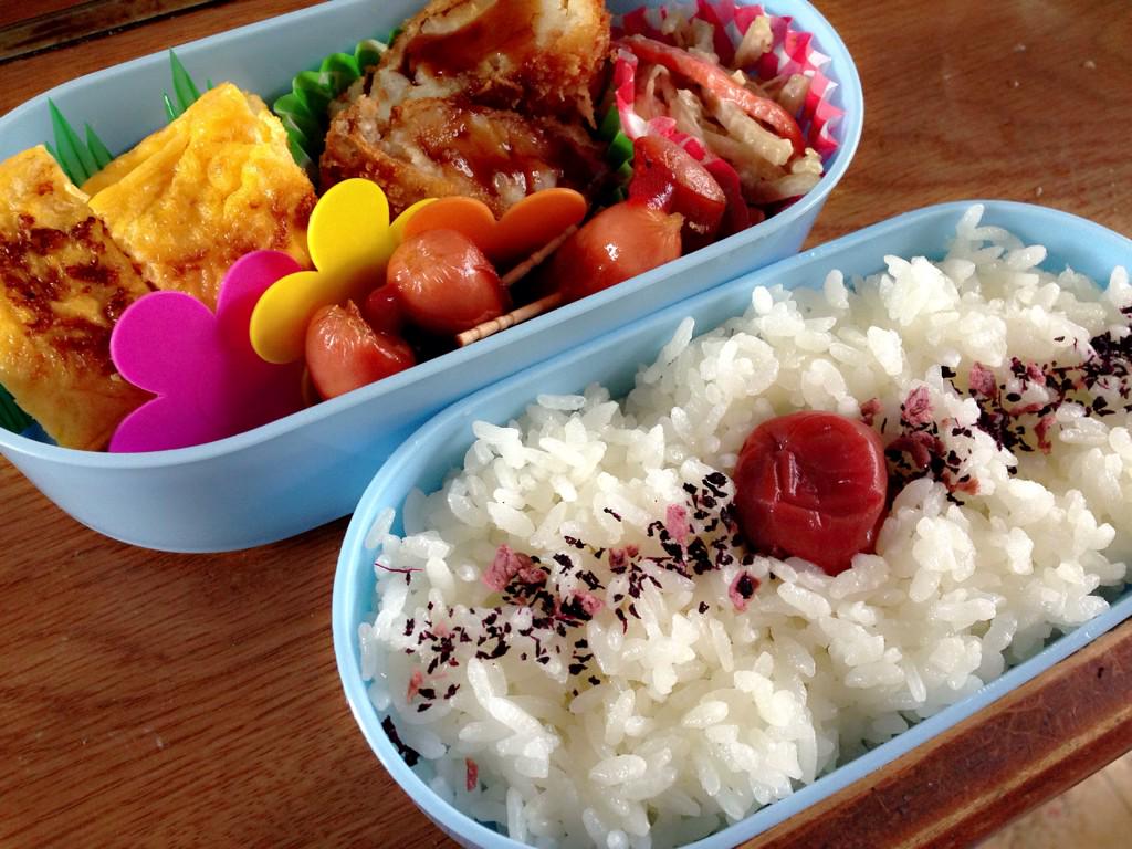 れいか Nu Twitterren 今日わお金ない優也に 休憩のお弁当 作ってあげたーっ 普段お弁当なんかつくらんから 詰め方ぐちゃぐちゃで まずそう わら きのーの喧嘩のごめんねも 込めて手紙もいれといた Http T Co Vt4hjhkov2