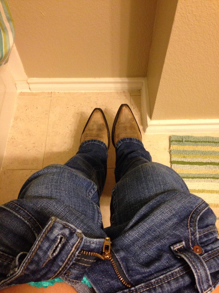 StephyDelicious's tweet image. Got my dancin' shoes on ya'll!! Gonna tear it up with @custom95cobra  #toilettalk #roachstompers