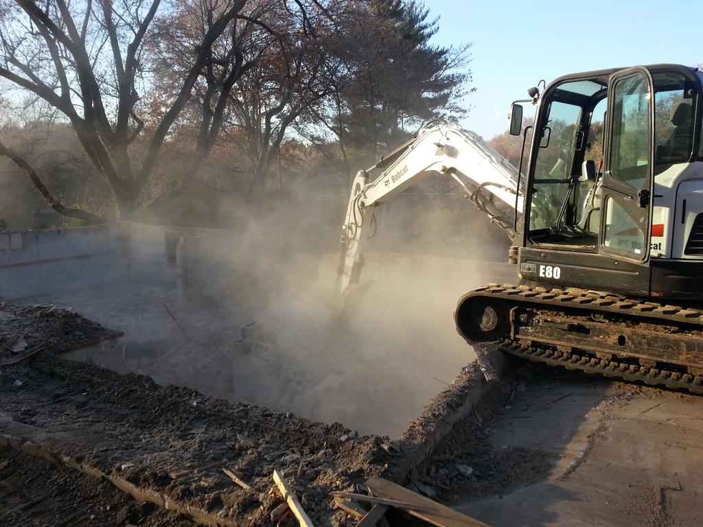 D_DGrading's tweet photo. Fireplace coming down #housedemo http://t.co/AIQehAuNdu