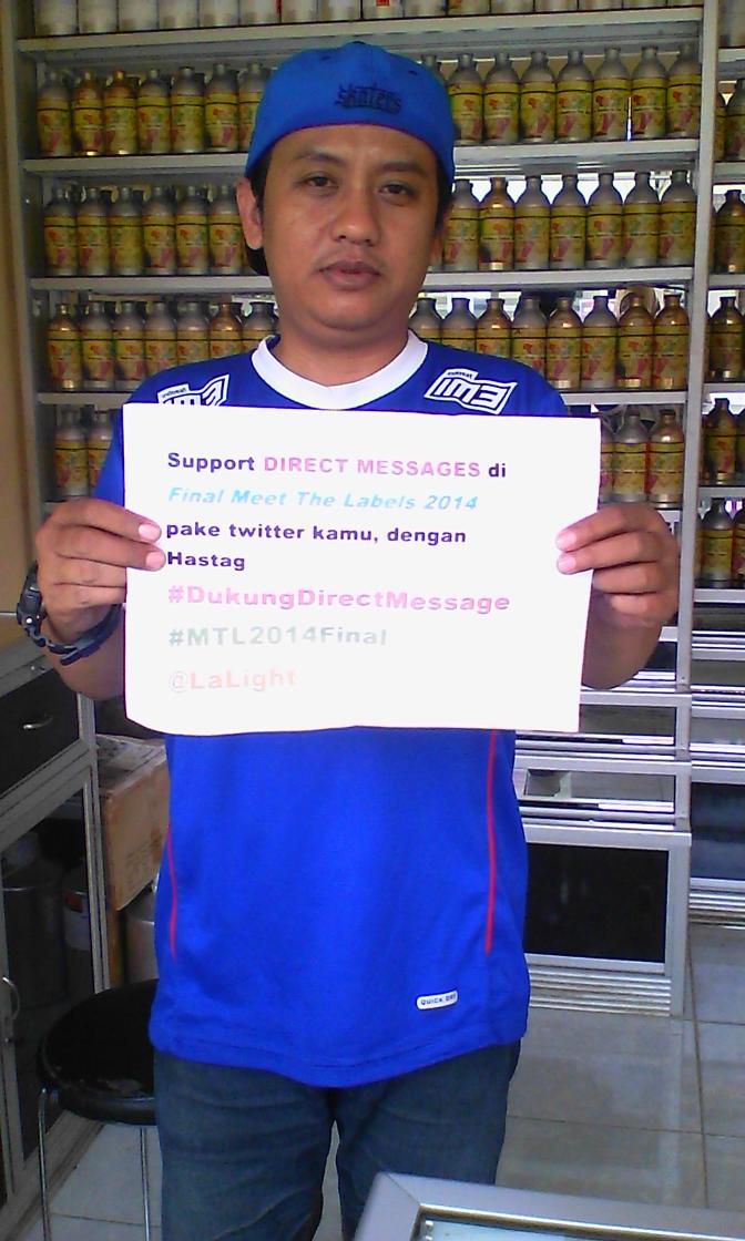 DirectMessageID's tweet photo. Si aa tukang parfurm nih, selain support juga ngasih parfurm gratis #DUkungdirectmessage #MTL2014Final @LAlights http://t.co/ZgsvF0icGe
