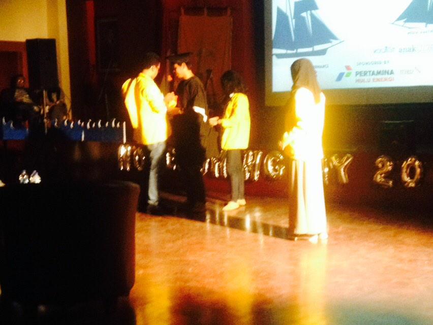 Ini lagi penampilan pantomim dari perwakilan mahasiswa untuk kakak-kakak alumni nih :))