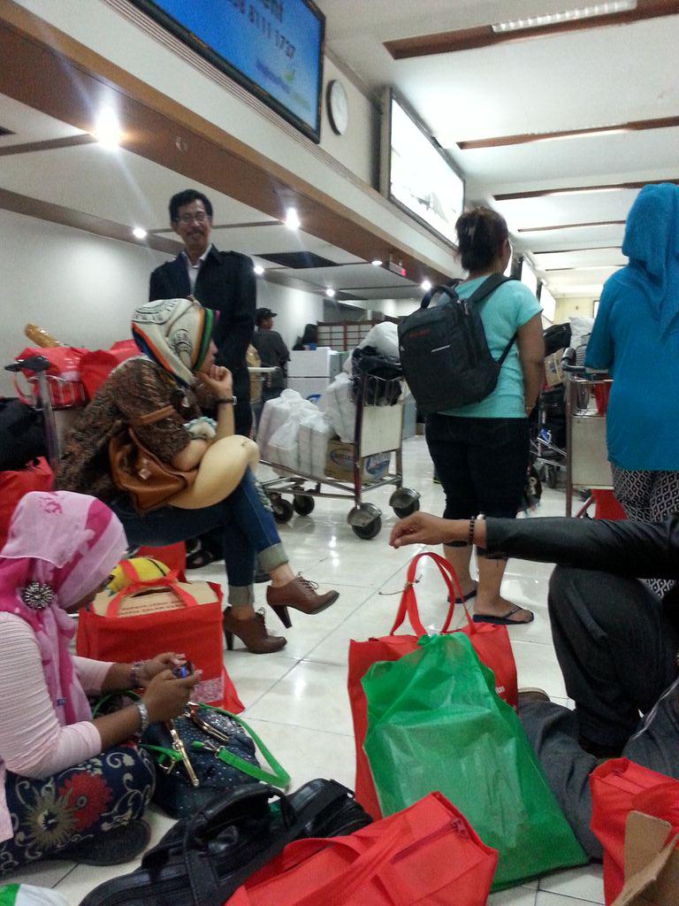 wi_en's tweet photo. Terkatung-katungggg... menunggu-nungguuuuu... http://t.co/FOuSIGzcLX