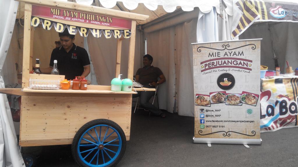 abang ganteng <a href="/ilove_MAP/">#mapgantibaju</a> siap buatin mie ayam special sambal koreknya neh di RAYAWI betos | <a href="/MagentaEventsID/">Magenta Events</a>