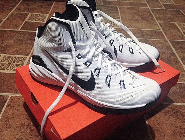 grdnofeve's tweet photo. This is happiness 😍🏀 #NikeHyperdunks http://t.co/z0iTf5jalC