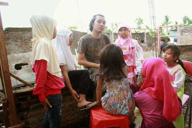 Aanks_Ngiuz's tweet photo. Mereka generasi penerus bangsa Indonesia ini, bukan kah kita ingin negara ini maju? Yuk gabung bersama @SFCjogja :D http://t.co/DW7H5NP2LZ