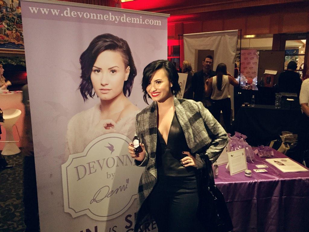 devonnebydemi's tweet photo. Look who stopped by the #DevonneByDemi booth at #KIISJingleBall... Our BOSS @ddlovato! 😜 http://t.co/khrRnDZWEL