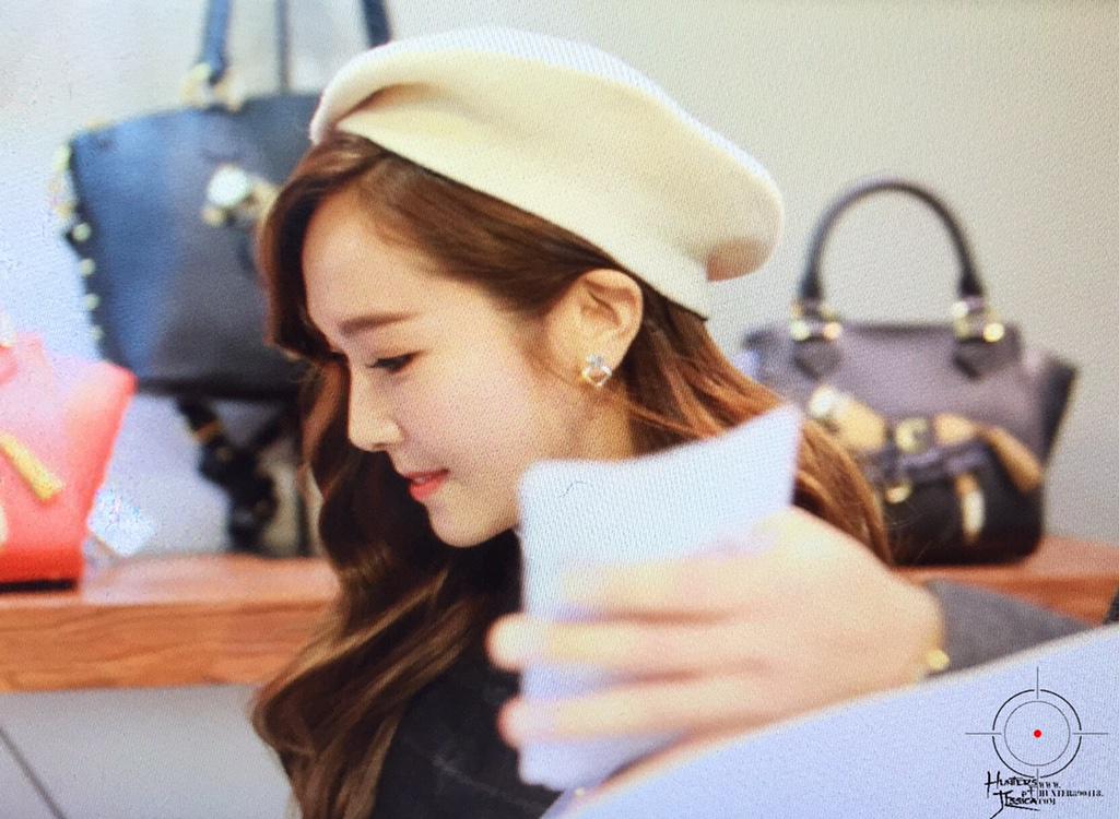 [PIC][06-12-2014]Jessica tham dự buổi fansign cho thương hiệu "Lapalette" vào trưa nay B4Jknb-CEAAJTQd