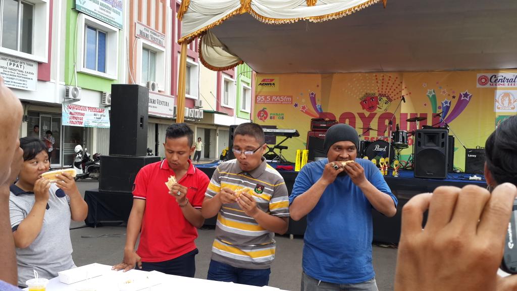 Seru2an lomba makan hotdog di rayawi betos