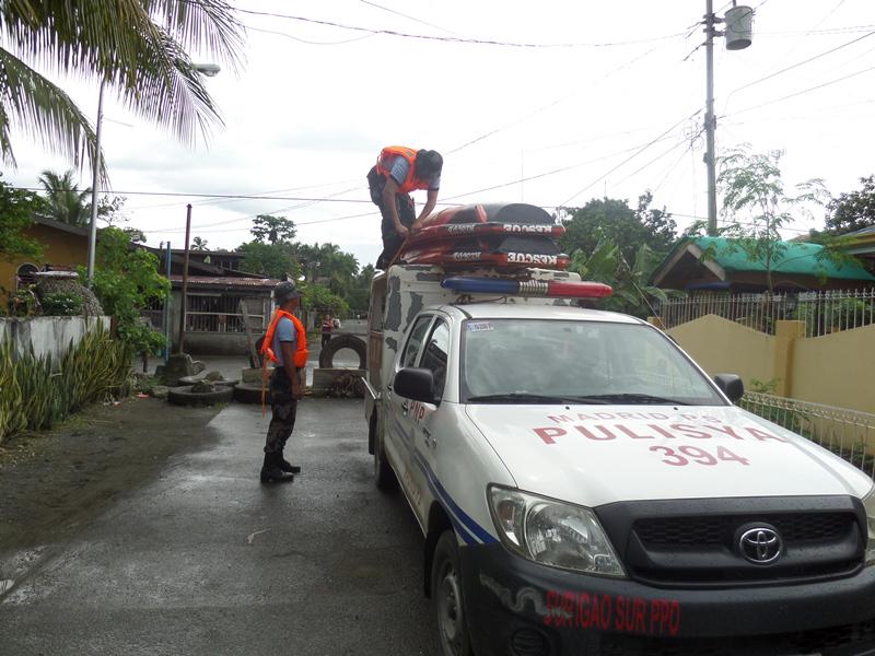 madridststion's tweet photo. PNP PER'S OF MADRID POLICE STATION LED BY PSI LYNDON I SUGIAN OIC PREPARE SEARCH AND RESCUE EQUIPMENT FOR EVACUATION http://t.co/waQ7B9wcnT