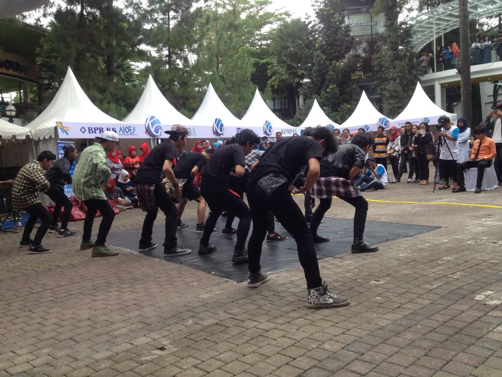 RT <a href="/WarnaWarniBDG/">warnawarnibandung</a>: Yukkkk merapat ke ciwalk sekarang juga tunggu apa lagi !!!! 💃💃