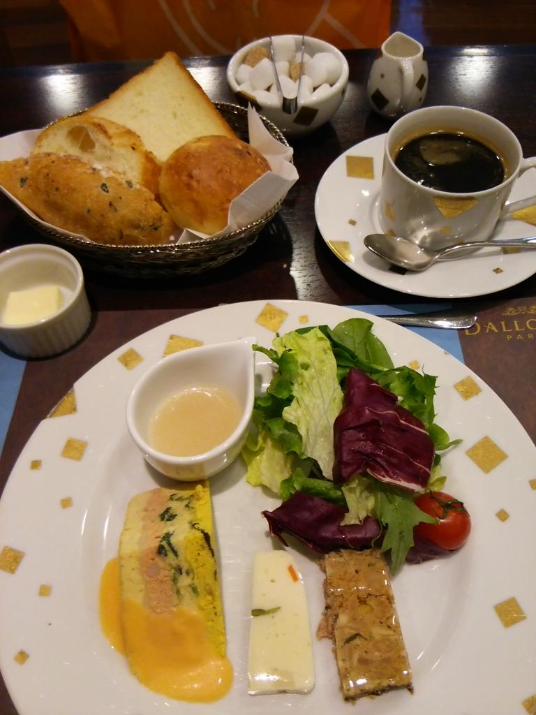 なかっち 心斎橋のダロワイヨで軽くランチ ３種のテリーヌにさらだ パン食べ放題 飲み物で756円也 テリーヌも美味しいしパンも コーンパンおかわりしちゃった Http T Co Obxw1hhlli