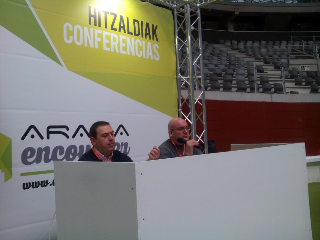 estiTIC's tweet photo. .@JulioUsandizaga y @vllona a punto de comenzar "mi primer smartphone" en #ae2014 http://t.co/oeyrJyct7S