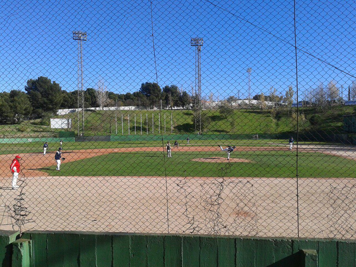 Pili86as's tweet photo. Beisbol en la elipa.. @CBSRIVAS Vs Gatos.. la vuelta.. 2 abajo por ahora!!! vamos chicos!! @RFEBS #bassebal http://t.co/jNMArr87mj