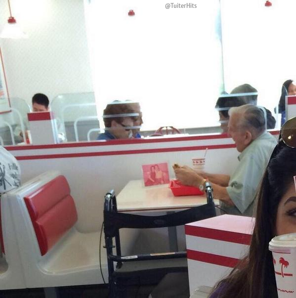 TuiterHits's tweet photo. ¡Precioso! Este señor mayor cena con una foto con su ex-mujer http://t.co/0NcggMuGc0