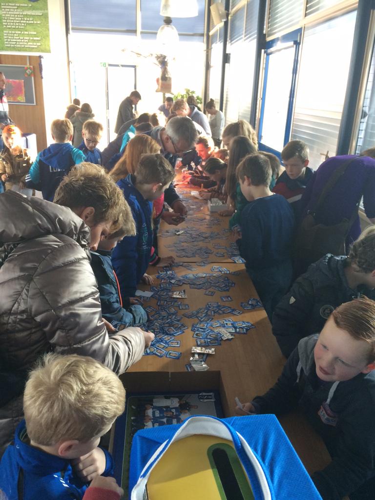Een drukte van jewelste op de ruildag van de AH voetbalplaatjes!