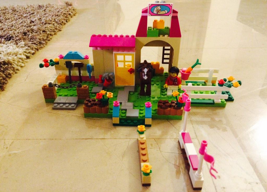 LifeincolourNk's tweet photo. Started making Lego with Soha this morning. So therapeutic. #buildandrebuild #lego http://t.co/bjw3aPnIJt