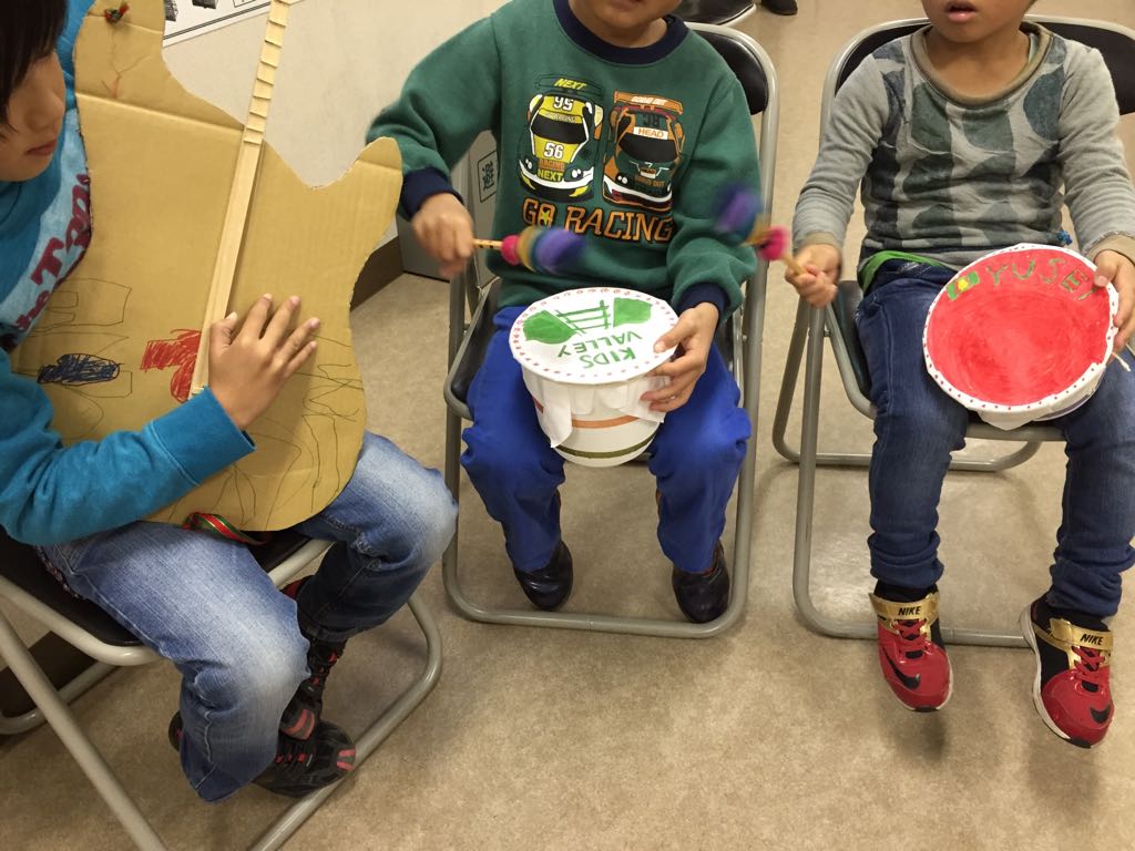 カズ ドラムサークルならスマイルビート 午前中のドラム サークルは12月とは思えないたくさんの参加者で盛り上がれたし 午後 指導した子供バンドは以前手作り楽器wsで一緒に作った楽器をずっと大事に使ってくれていて 何だか温かい気持ちで１日を過ごし