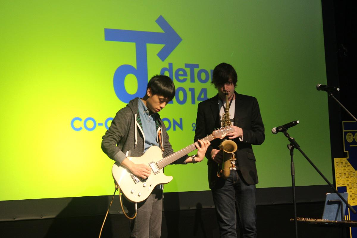 Tjoe Duo has begun! Join us to listen some nice guitar and saxophone music!
