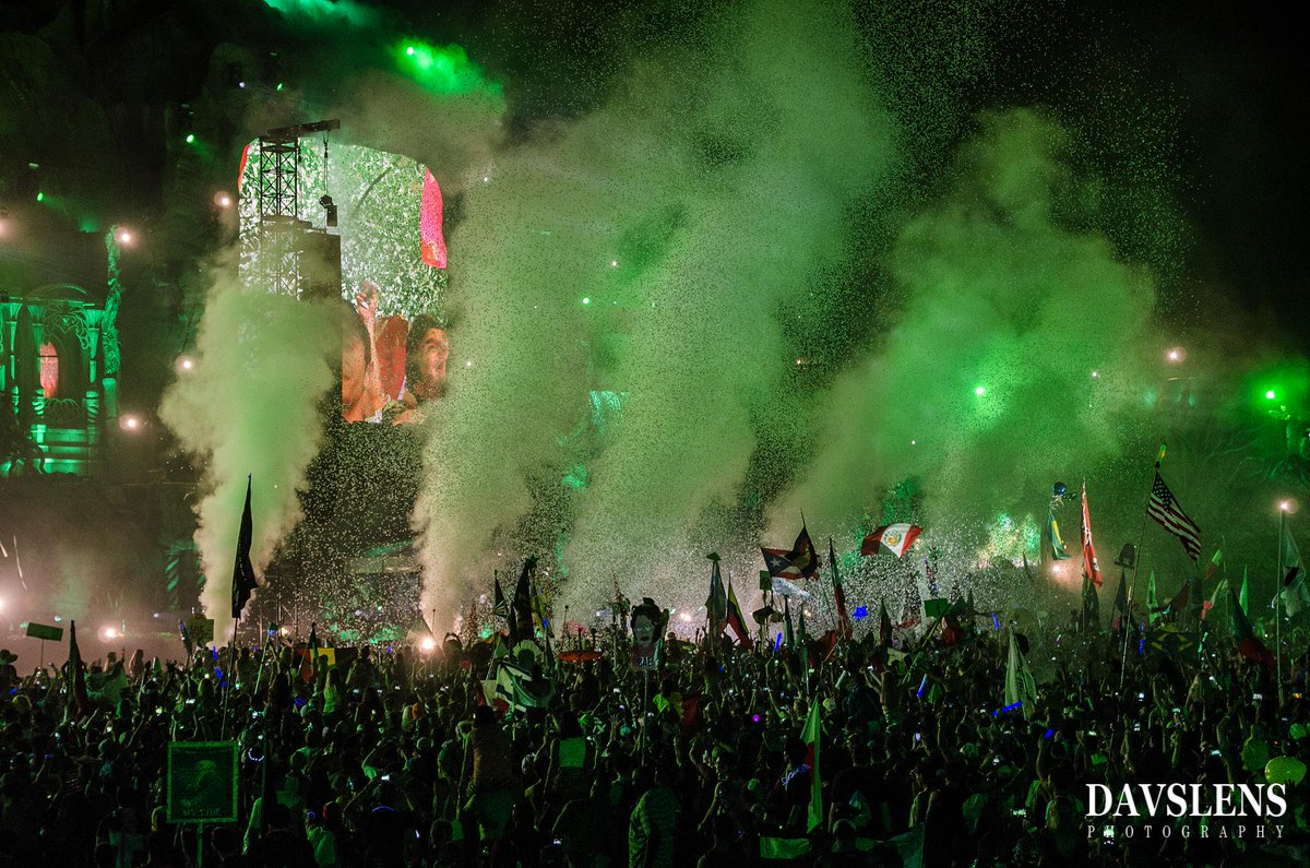 Davslens's tweet photo. Smoke cannons and confetti at TomorrowWorld.
#TomorrowWorld #confetti #smokecannons #edm #musicfestial #EDMfestival http://t.co/swfmWdeNcd