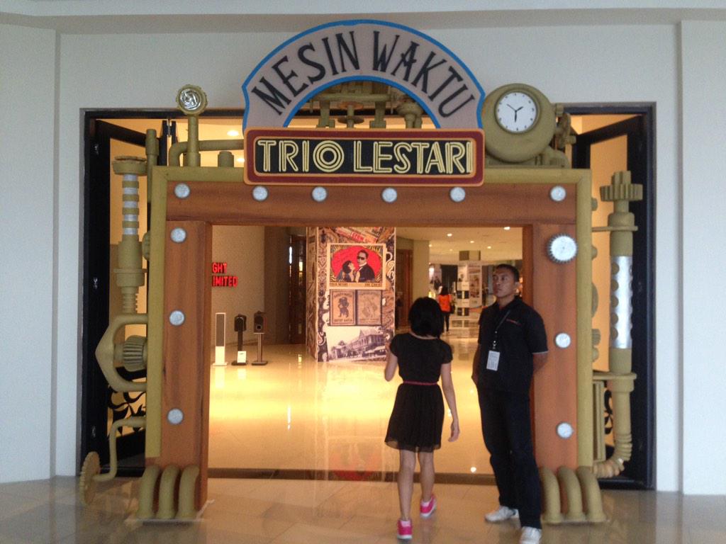 TrioLestari's tweet photo. Sampai jumpa di The Kasablanka. Naik ke lantai 3 melalui sebelah wallstreet ya. #TLSmusicalconcert http://t.co/LqaEuzAsfq