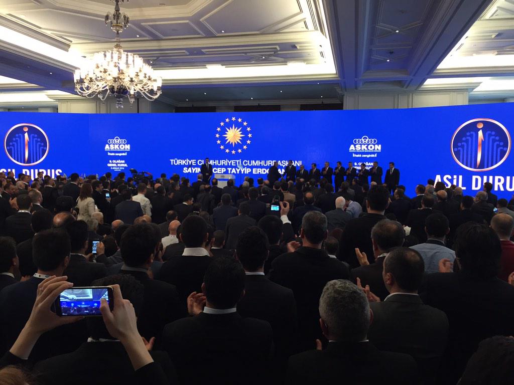 Cumhurbaşkanımız Sn Recep Tayyip Erdoğan plaket ve rozet töreninde plaketleri takdim etmek üzere sahneye davet edildi