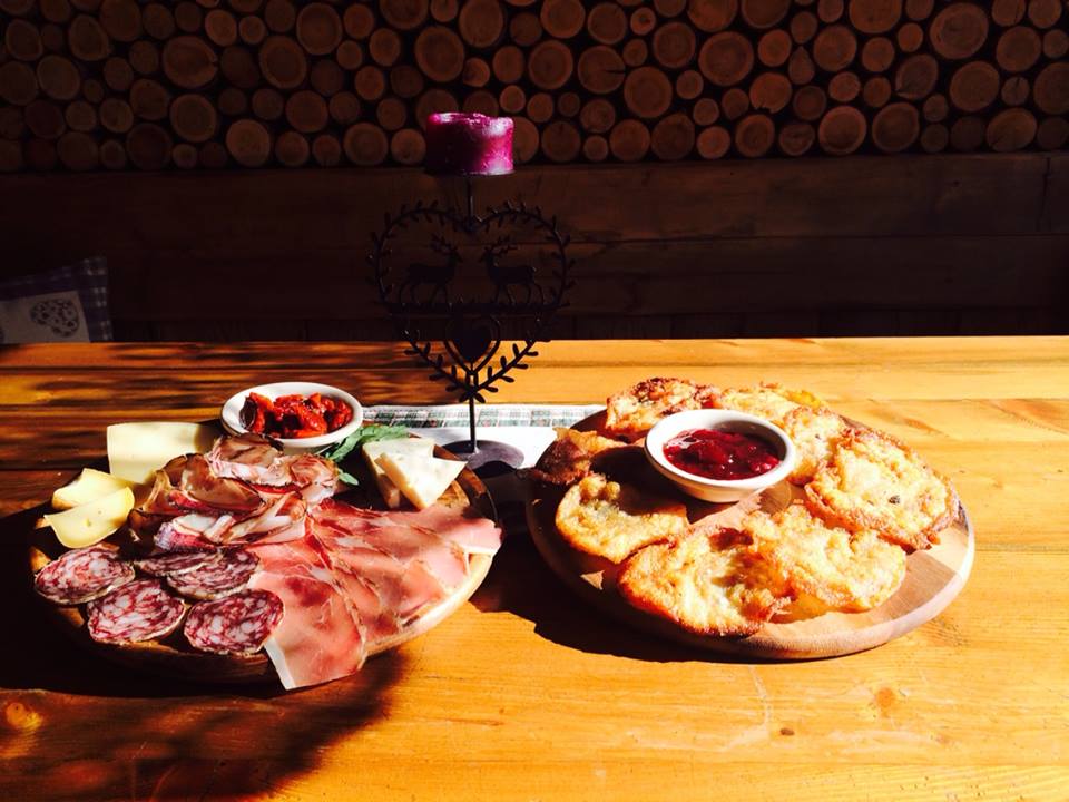StradadellaMela's tweet photo. Questa sera gli amici di #MalgaStablasolo vi aspettano con #tortei di patate, #salumi e #formaggi e luna piena!! ;-) http://t.co/pTcO3H8Vij