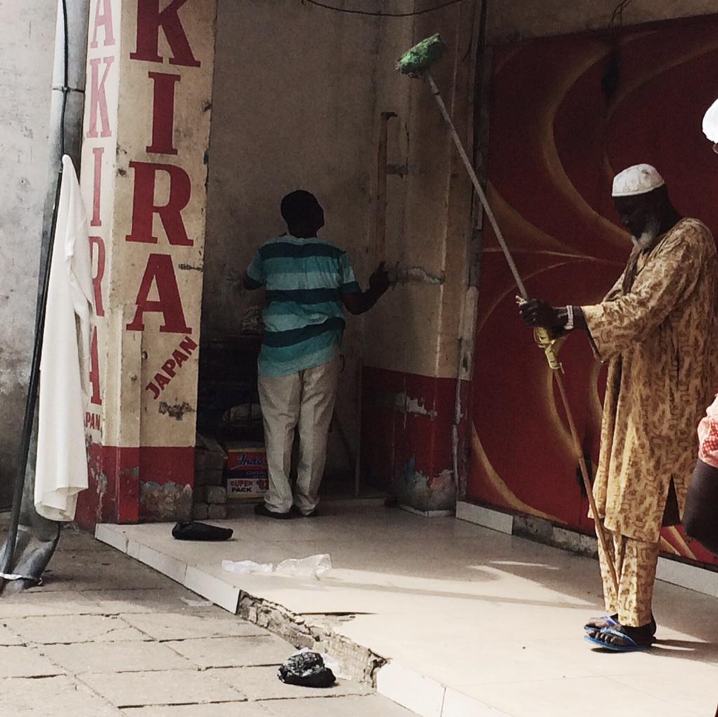 OyooQuartey's tweet image. Sorry I missed out on #BlogWalk. Meanwhile businesses are trying to clean as it's Sanitation day today.