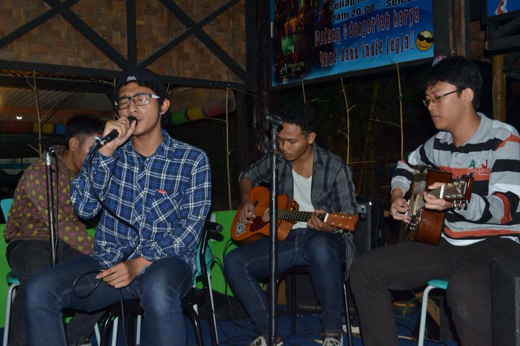 Ini kita waktu ngisi di Djentik Cafe Seturan tanggal 7 Juli 2013 friends :)