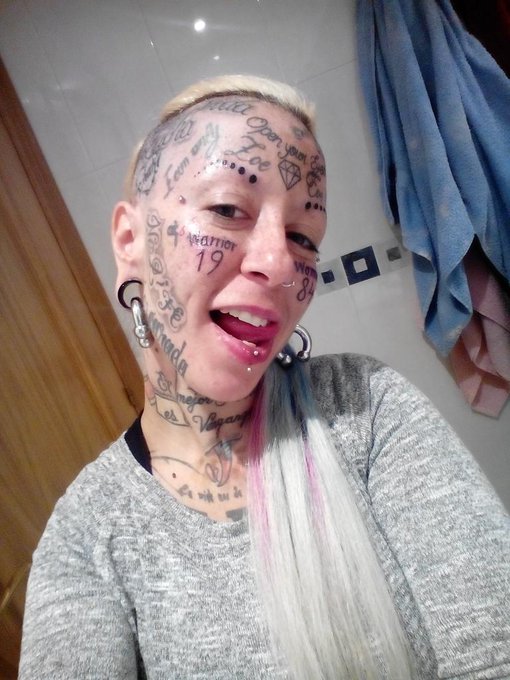 News tattoos in my face yeaaaaah q corra la tinta y a x el r&eacute;cord mundial!! \m/ http://t.co/rrHCwHJq