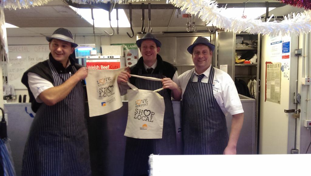 Thenewsagent's tweet photo. Yes @chrispevans1 #Newport is awash with Xmas cheer and  @PinnacleLetting #shoplocalsaturday bags! #slsn http://t.co/xUhYQ88Wsu