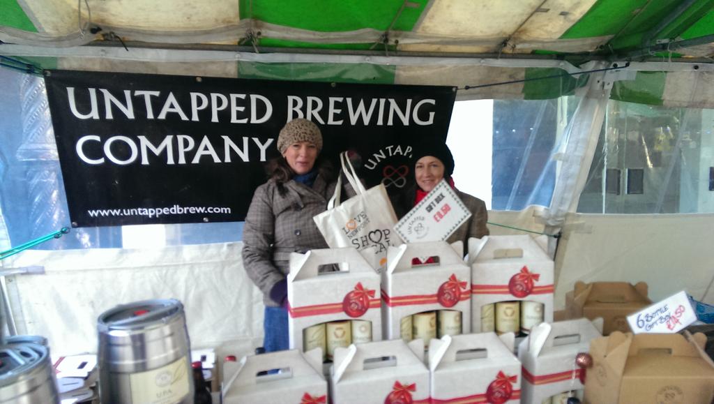 Thenewsagent's tweet photo. Yes @chrispevans1 #Newport is awash with Xmas cheer and  @PinnacleLetting #shoplocalsaturday bags! #slsn http://t.co/xUhYQ88Wsu