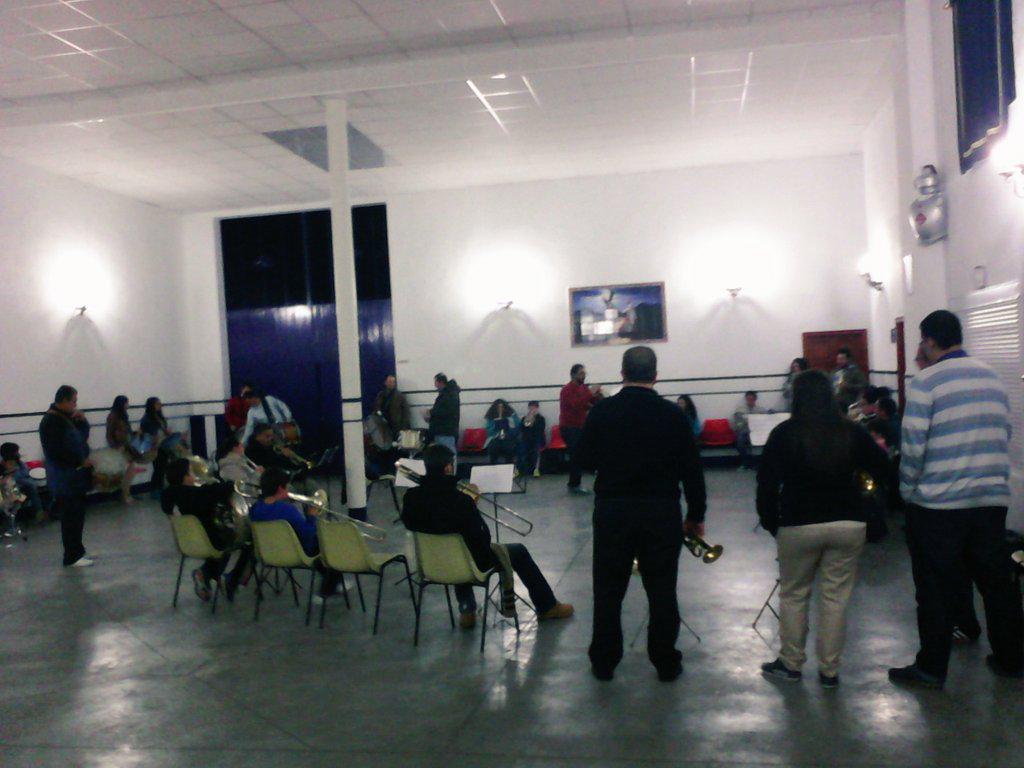 BandaNegrillos's tweet photo. Algunas instantáneas del ensayo de anoche montando nuevas marchas. #amnegrillos #negrillos http://t.co/tQYqsBvIaA http://t.co/flemglNwZh