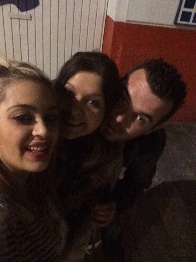 caloriii's tweet photo. Vaya nocheciiiitaaa, no puedo salir con vosotros @esthervc2211 @terrones15 http://t.co/nDpMhMG7Ij