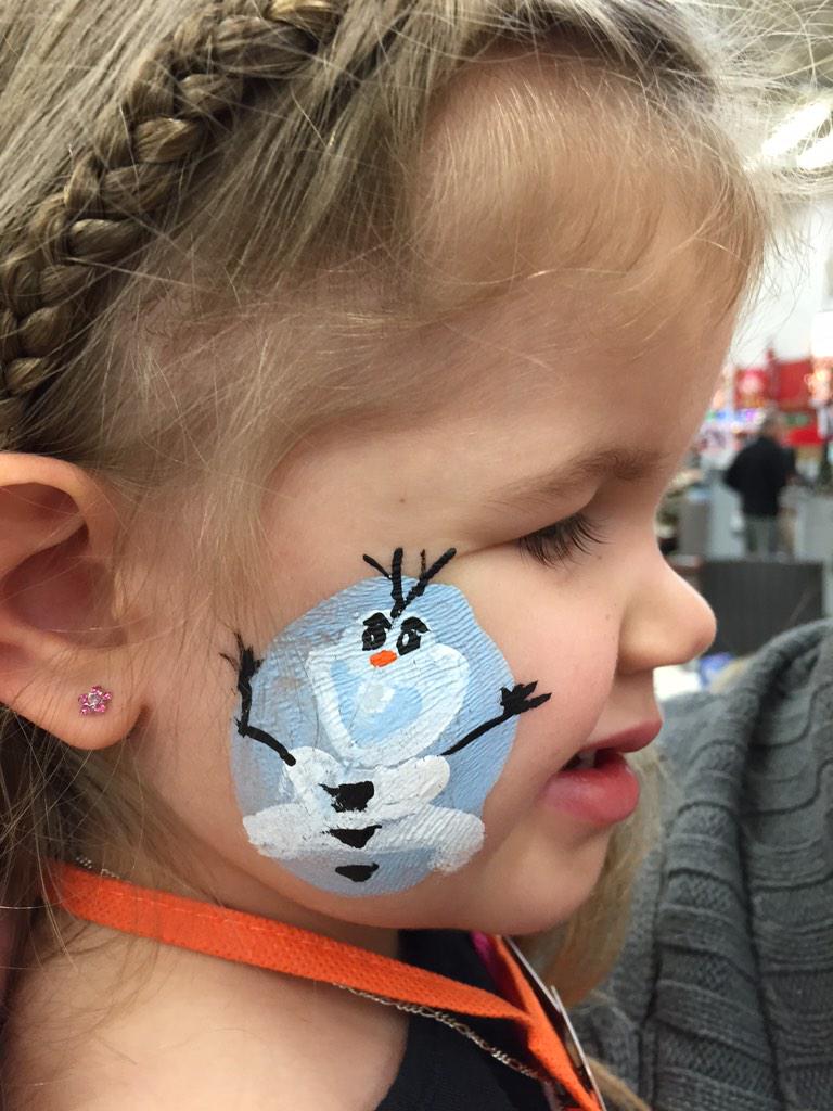 lil_smurfy_one's tweet photo. Lilibug look adorbs in her homedepot apron.«@JoeNovotnyTHD Home Depot kids workshop. #livingtheorangedream #THD3629 http://t.co/OAC2NrhxWe»