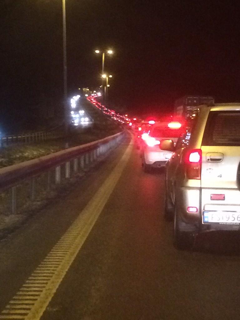 LBotheim's tweet image. Er ikke den eneste på vei hjem fra Sverige #kø #stengttunell