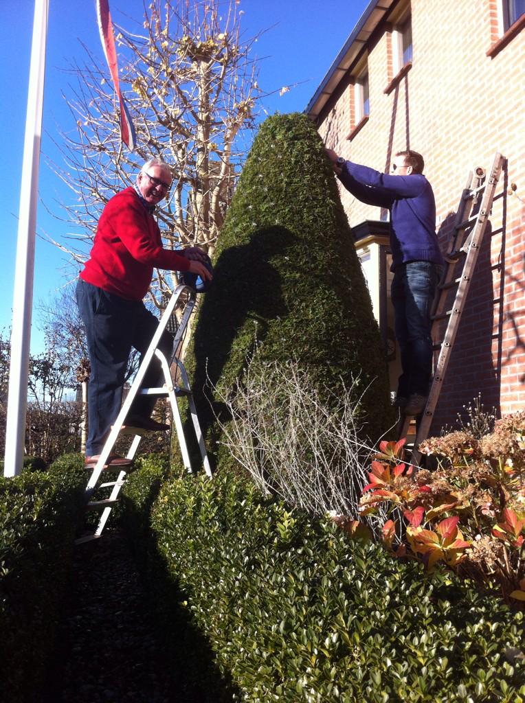 robdejong78's tweet photo. @WimdeJong15 Jaarlijks terugkerend ritueel..  Kerstverlichting bij vaders in de tuin hangen! http://t.co/KHkjyNsTsy