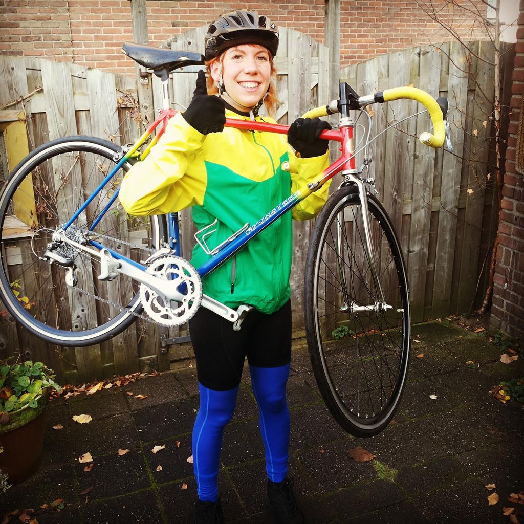 Meisje_Sanne's tweet image. Ok. Hard de berg af en door bochtjes durf ik nog niet, maar verder....te gek! #fietsen #tryatleet #eersteproefrondje