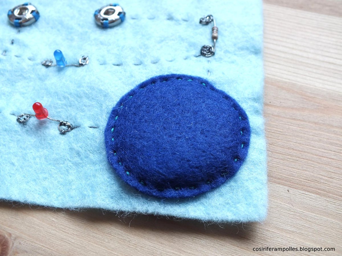 Cosir_ampolles's tweet photo. Botón para circuitos blandos #diy #softcircuit #electrotextiles http://t.co/ZfSbOlAgFR http://t.co/LrkftDsCl4
