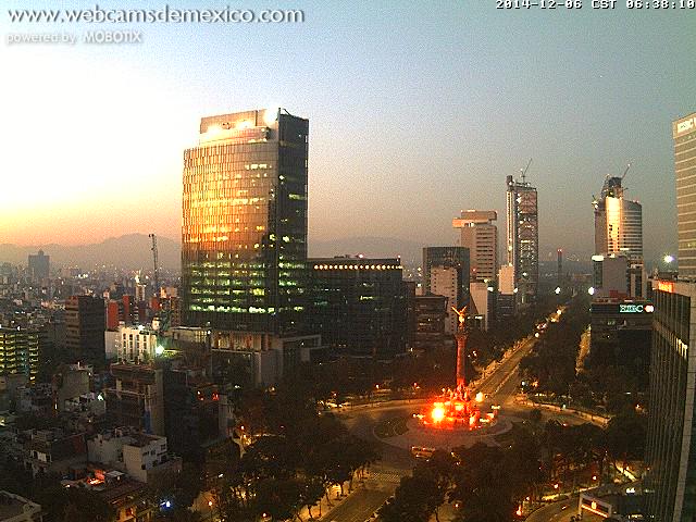 webcamsdemexico's tweet photo. Amaneciendo en la Ciudad de México. Vista Paseo de la Reforma http://t.co/7M352kiKGT