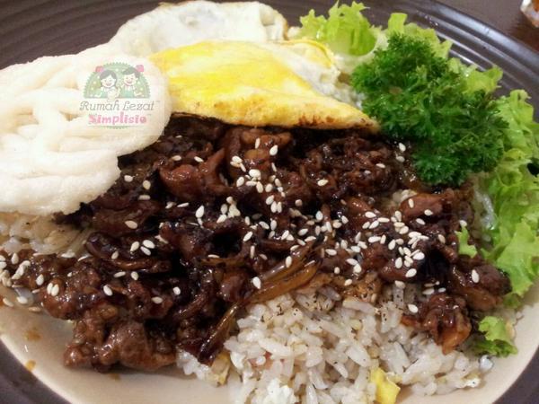 Nasi goreng yang super WOW dan super spesial? Bisteksilog pastinyaaa. Spesial pake banget. Dagingnya WOW abissss