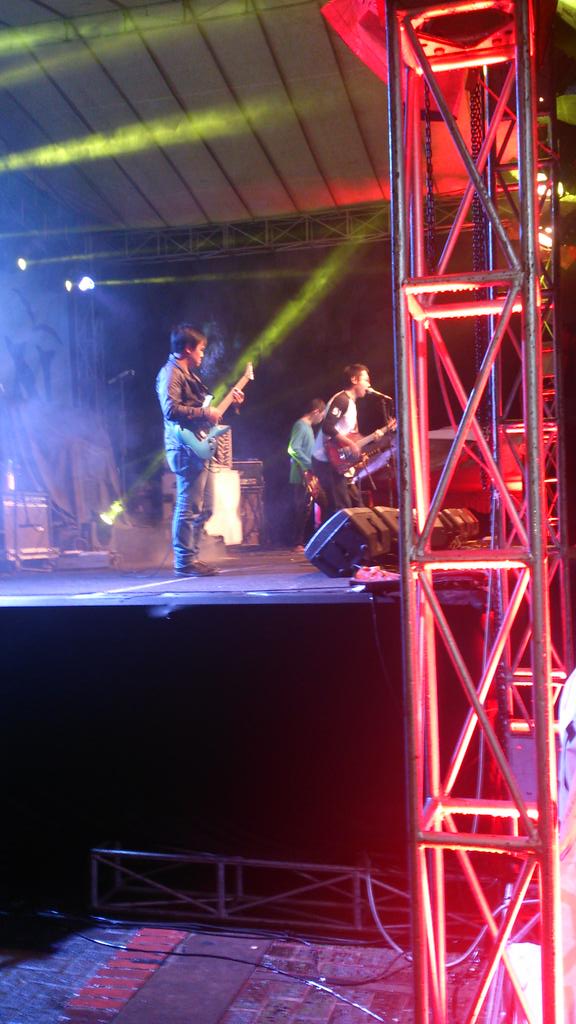 TNTakunpar's tweet photo. MAKIN MALEM MAKIN PECAH!!!!! Rock A Zombie! http://t.co/hf2vlSG6Mv