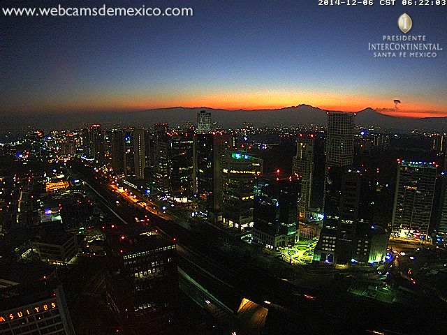 webcamsdemexico's tweet photo. La Ciudad de México hoy. Amanecer desde Santa Fe 6:22am, al fondo se puede ver la fumarola del Popo... http://t.co/odjkoDwprk