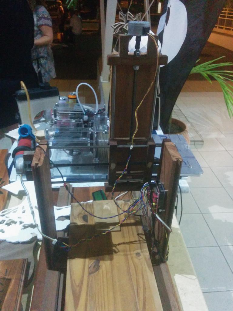 RatZillaS's tweet photo. Merci @GwadaLUG pour l'invitation à la @Fetedelascience.Découverte de Makers d'exception au HackerSpace de Guadeloupe http://t.co/up4Ks6jTZX